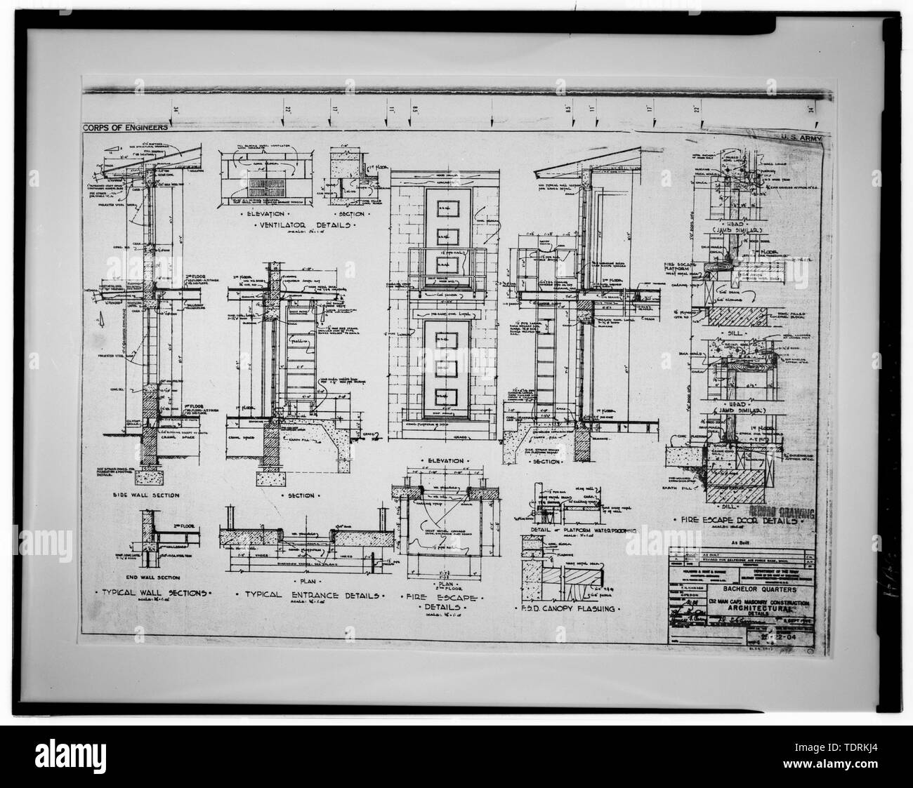 Copia fotografica del disegno di costruzione, datata 30 ottobre 1951, Holabird e radice e Burgee, Architects-Engineers, Chicago, in possesso di base Selfridge Museum, Mt. Clemens, Michigan. Dettagli architettonici, foglio 4 di 9, disegno n. 25-22-04. - Selfridge Campo, Edifici n. 1012, 1015, 1016, 1017, Doolittle di auto a sud di B Street, Mount Clemens di Macomb County, MI Foto Stock