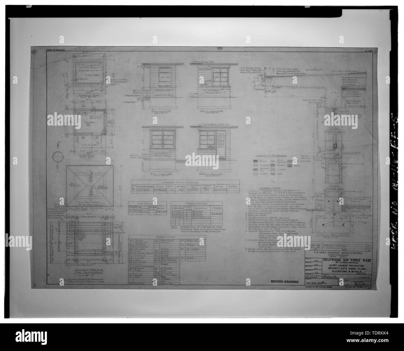 Copia fotografica del disegno di costruzione, datata 30 settembre 1970, U.S. Ingegnere esercito distretto, Detroit, il Corpo degli Ingegneri in possesso di base Selfridge Museum, Mt. Clemens, Michigan. Elevazioni e dettagli, foglio 1 di 3, disegno n. 86-11-22, FILE SF 5-1782. - Selfridge Field, l'Edificio n. 570, strada di munizioni a nord-est della pista di rullaggio a Mount Clemens di Macomb County, MI Foto Stock