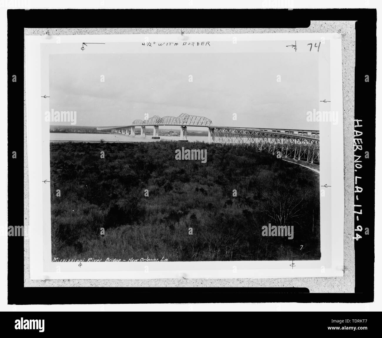 Copia fotografica di inizio di fotografia in bianco e nero. Trova allentato nella casella di grandi dimensioni presso il Museo Nazionale della Storia Americana, Smithsonian Institution, archivi Center, il lavoro e la Divisione Industria, Washington D.C. Fotografo originale sconosciuto.; prime fotografie di ponte preso dalla Cisgiordania approccio guardando a Nord verso la sponda est. - Huey P. lungo ponte, spanning del fiume Mississippi a circa metà strada tra nove e dodici punti miglia a monte ed a ovest di New Orleans, Jefferson, Jefferson parrocchia, LA; Modjeski, maestri e Chase, Inc., ingegnere; Siems-Helmers, Inc., builder; American Foto Stock