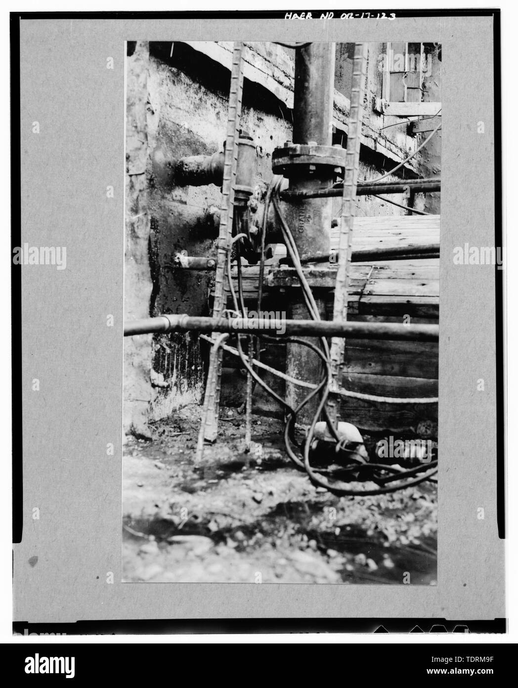 Copia fotografica di foto storiche, 8 maggio 1932, (stampa originale archiviato in gruppo di record 115, archivi nazionali, Washington D.C.). Diga OWYHEE-CARISON misuratore di deformazione, resistenza micrometro, crack metro con tubo, scatole di giunzione, 1 tubo di codifica e strisce di rame. - Owyhee Dam, attraverso Owyhee River, Nissa, Malheur County, o Foto Stock