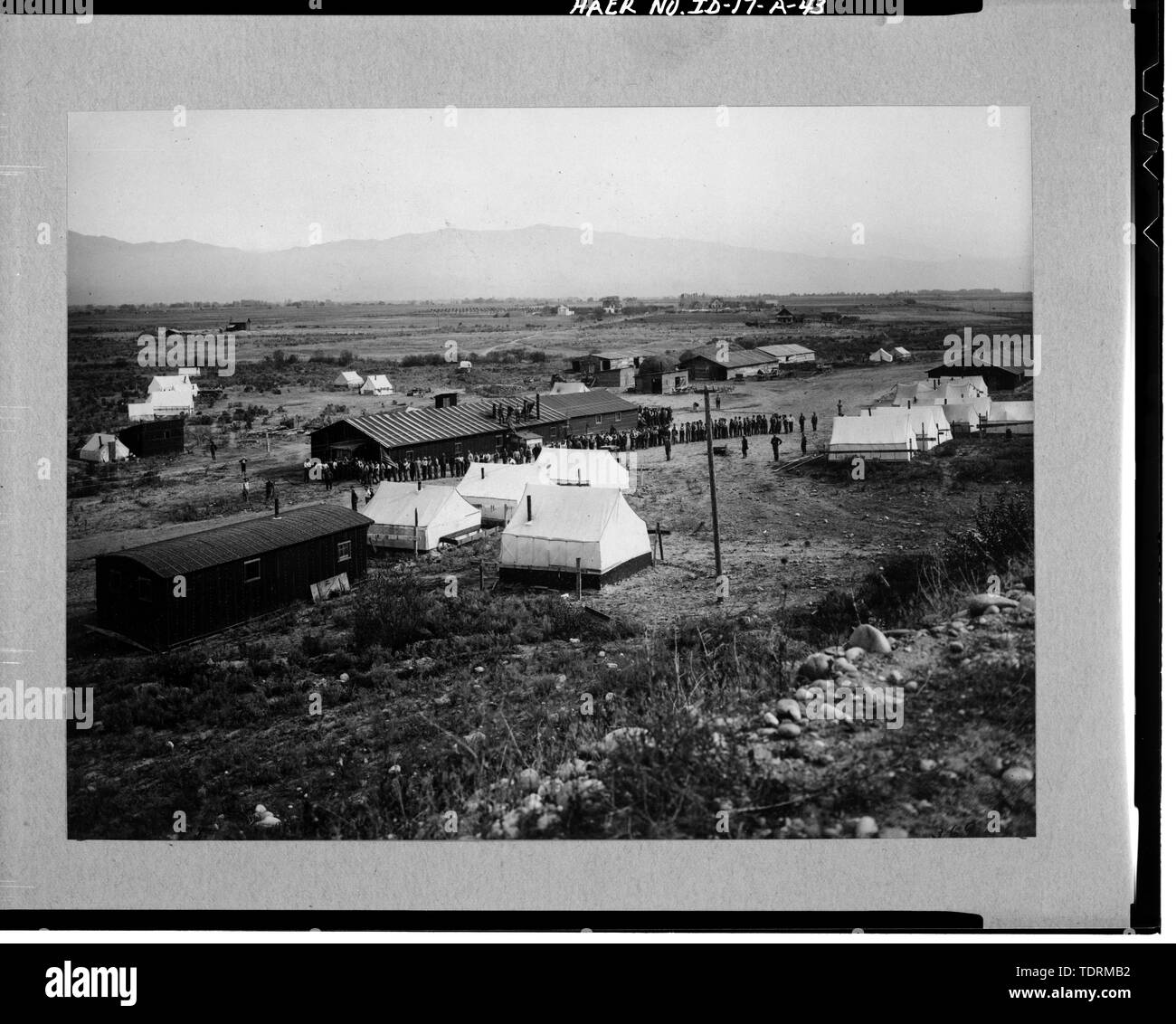 Copia fotografica del centro storico di foto, Ottobre 24, 1910 (stampa originale archiviato in gruppo di record 115, archivi nazionali, Washington D.C.). Oltre 200 operai provenienti in camp e rivestimento fino a cena. A mezzogiorno ora a opere, canale principale. - Progetto di Boise, Fiume Boise diga di diversione, attraverso il Fiume Boise Boise, Ada County, ID Foto Stock