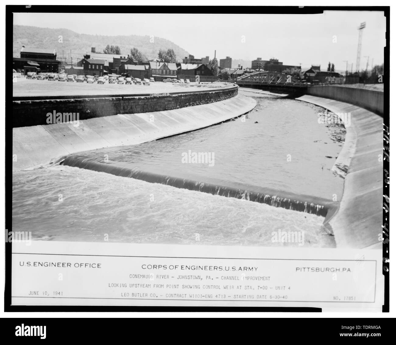 Copia fotografica del centro storico di fotografia, dal Corpo degli Ingegneri, U.S. Esercito, Giugno 10, 1941 (originale in possesso del Corpo degli Ingegneri, U.S. Esercito, Distretto di Pittsburgh, Ingegneria Divisione file) unità 4, vista di weir a punto, guardando a sud-est - Johnstown Flood locale Progetto di protezione, inizio sul fiume Conemaugh circa 3.8 miglia a valle della confluenza del Po Conemaugh e Stony Creek fiumi a Johnstown, Johnstown, Cambria County, PA Foto Stock