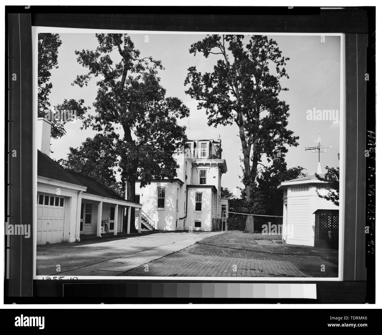 Copia fotografica del centro storico di fotografia, annessi alle spalle del funzionario a quarti, il mirto; edificio di servizio sulla sinistra del giardiniere tettoia dell'attrezzo sulla destra, 1955. (Cantiere Navale di Portsmouth Museum, Portsmouth, VA) - Portsmouth Naval Hospital, delimitata dal fiume di Elizabeth, Crawford Street, Portsmouth Ospedale Generale di Parkview Avenue, e Scotts Creek, Portsmouth, Portsmouth, VA Foto Stock