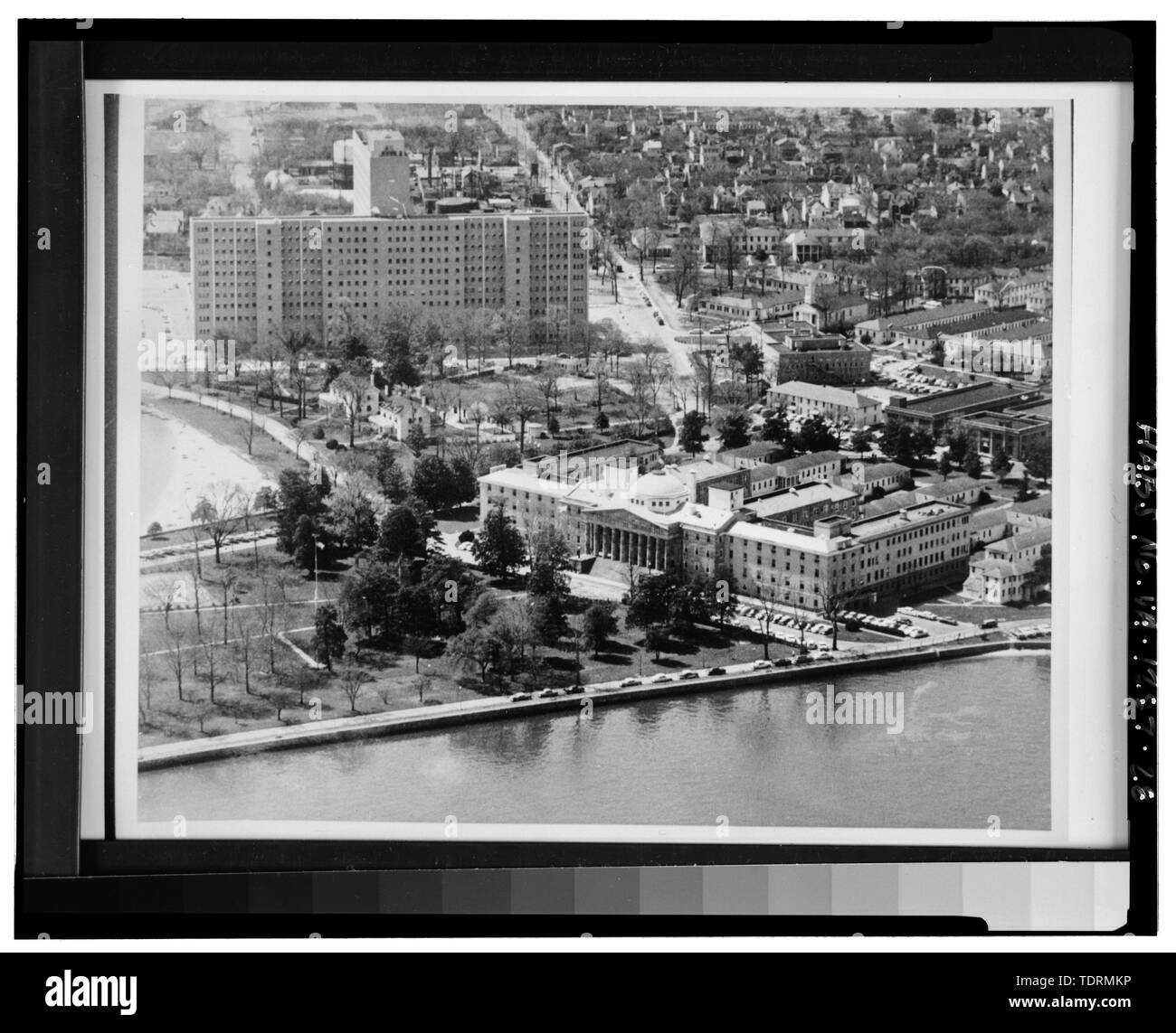 Copia fotografica del centro storico di fotografia, vista del Navale di Portsmouth complesso ospedaliero poco dopo il completamento del nuovo alto luogo ospedale, ca. 1960. (Cantiere Navale di Portsmouth Museum, Portsmouth, VA) - Portsmouth Naval Hospital, delimitata dal fiume di Elizabeth, Crawford Street, Portsmouth Ospedale Generale di Parkview Avenue, e Scotts Creek, Portsmouth, Portsmouth, VA Foto Stock