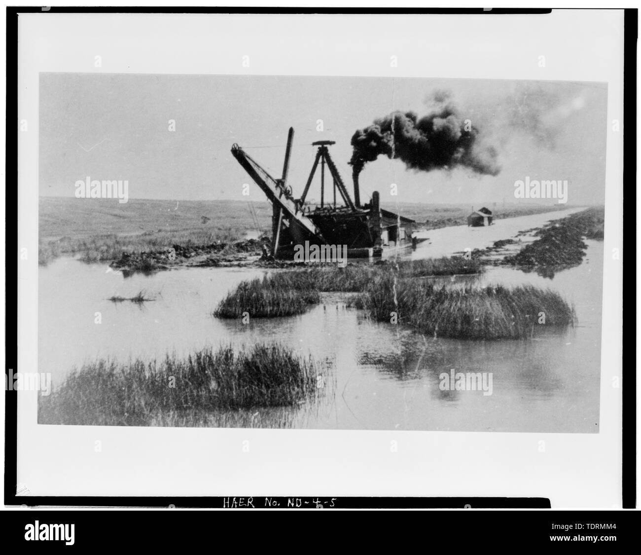Copia fotografica del centro storico di fotografia. Snapshot originale stampa è in relazioni descrittive della minore Souris uccelli acquatici migratori rifugio per gli anni trenta, su file presso la sede di J. Salyer Clark National Wildlife Refuge, Upham, North Dakota. Il dragaggio di canale per il fiume SOURIS per scopi di drenaggio nei primi novecento - J. Salyer Clark National Wildlife Refuge dighe, lungo inferiore fiume Souris, Kramer, Bottineau County, ND Foto Stock