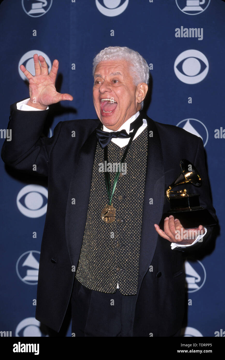 Feb 23, 2000; Los Angeles, CA, Stati Uniti d'America; re di salsa, musicista Tito Puente al Grammy Awards tenutosi presso Staples Center. (Credito Immagine: © Chris Delmas/ZUMA filo) Foto Stock