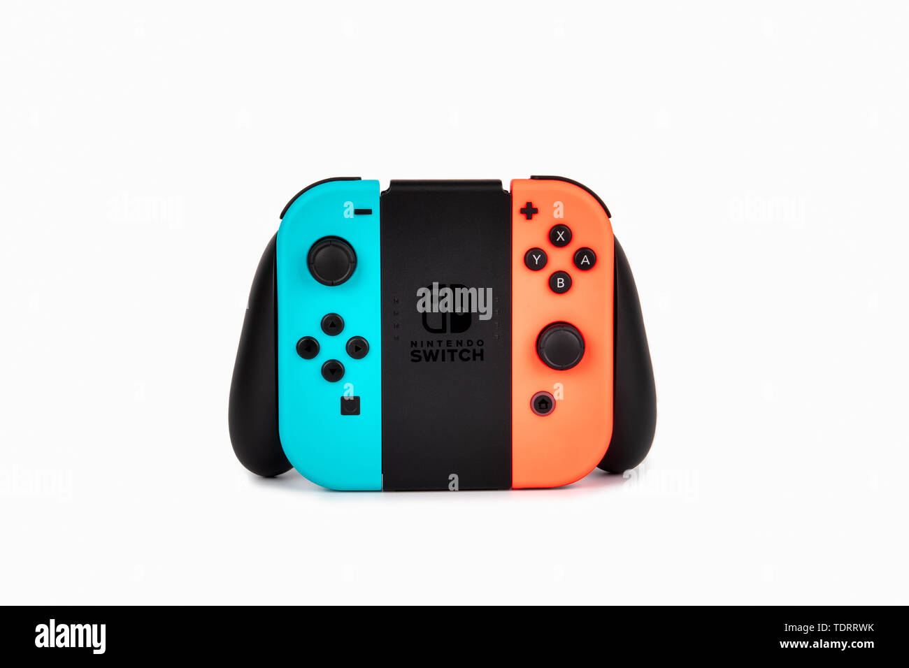 Interruttore Nintendo gioia-con controller su sfondo bianco Foto Stock