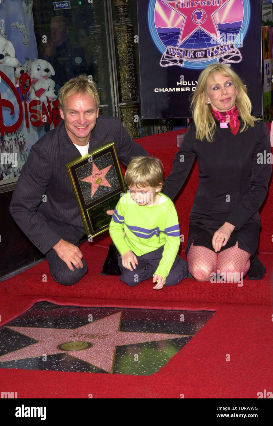 Dic 08, 2000; Los Angeles, California, Stati Uniti d'America; il cantante/attore STING (con la moglie TRUDIE STYLER & figlio Giacomo) riceve una stella sulla Hollywood Walk of Fame. (Credito Immagine: © Chris Delmas/ZUMA filo) Foto Stock