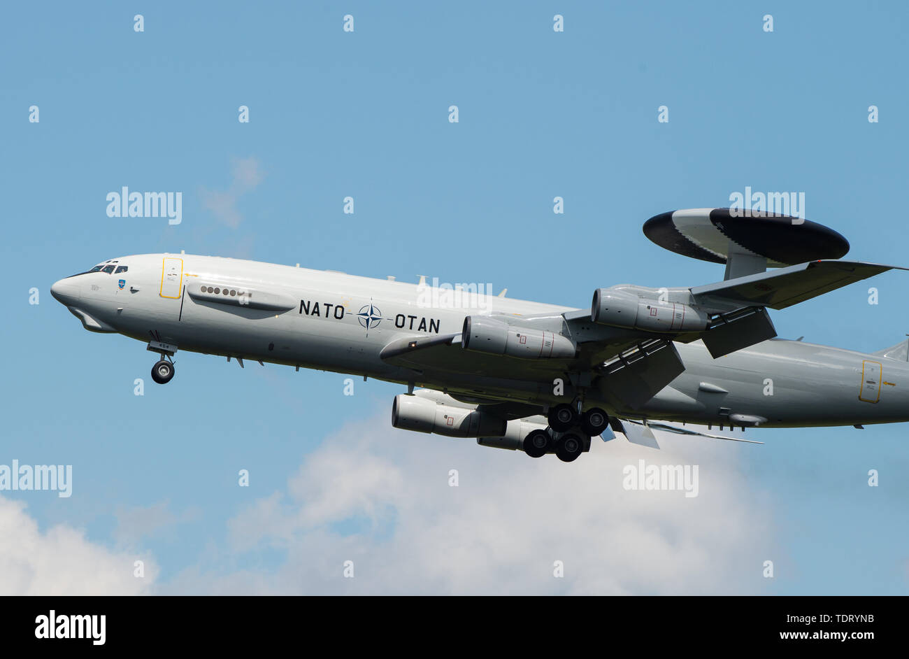 13 giugno 2019, Bassa Sassonia, Faßberg: Un Airborne Early Warning e il sistema di controllo (AWACS), un NATO aerei di ricognizione, vola sopra Faßberg Air Base su 'Spotter Day". Il manned aerei sono equipaggiati con un sistema radar. Foto: Christophe Gateau/dpa Foto Stock