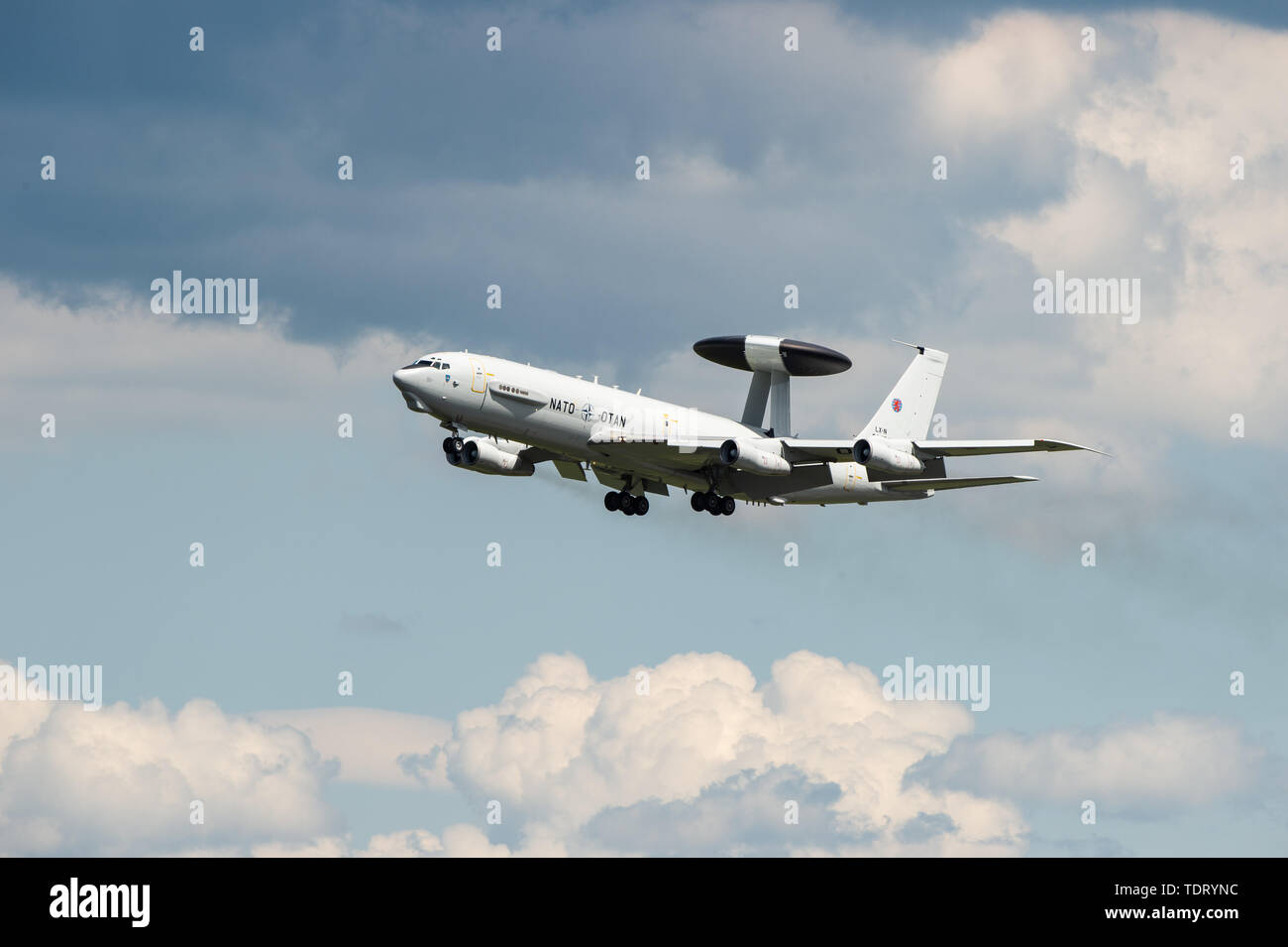 13 giugno 2019, Bassa Sassonia, Faßberg: Un Airborne Early Warning e il sistema di controllo (AWACS), un NATO aerei di ricognizione, vola sopra Faßberg Air Base su 'Spotter Day". Il manned aerei sono equipaggiati con un sistema radar. Foto: Christophe Gateau/dpa Foto Stock
