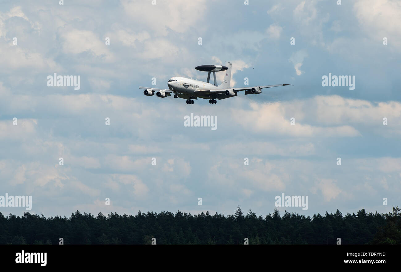 13 giugno 2019, Bassa Sassonia, Faßberg: Un Airborne Early Warning e il sistema di controllo (AWACS), un NATO aerei di ricognizione, vola sopra Faßberg Air Base su 'Spotter Day". Il manned aerei sono equipaggiati con un sistema radar. Foto: Christophe Gateau/dpa Foto Stock