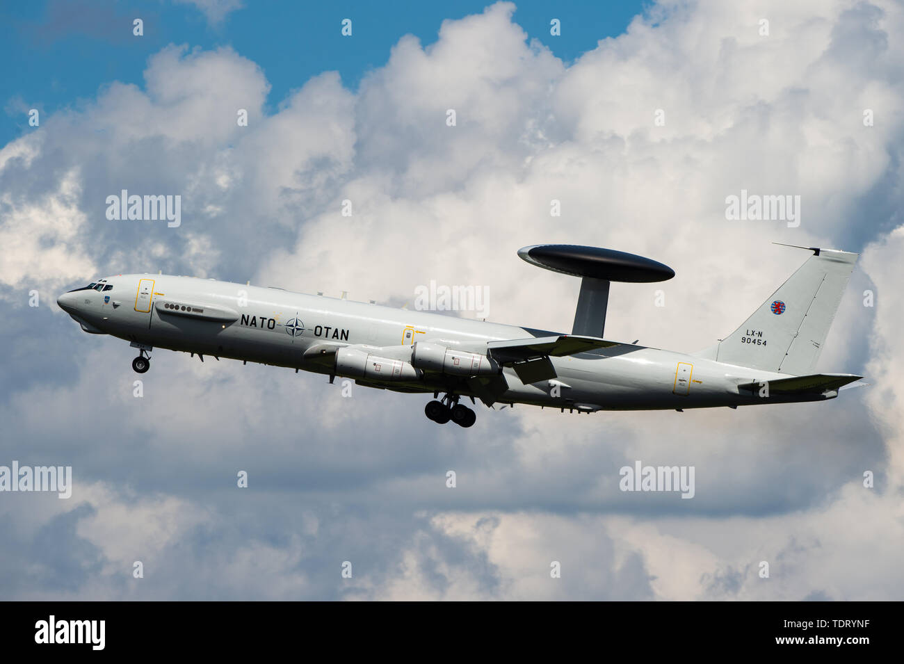 13 giugno 2019, Bassa Sassonia, Faßberg: Un Airborne Early Warning e il sistema di controllo (AWACS), un NATO aerei di ricognizione, vola sopra Faßberg Air Base su 'Spotter Day". Il manned aerei sono equipaggiati con un sistema radar. Foto: Christophe Gateau/dpa Foto Stock