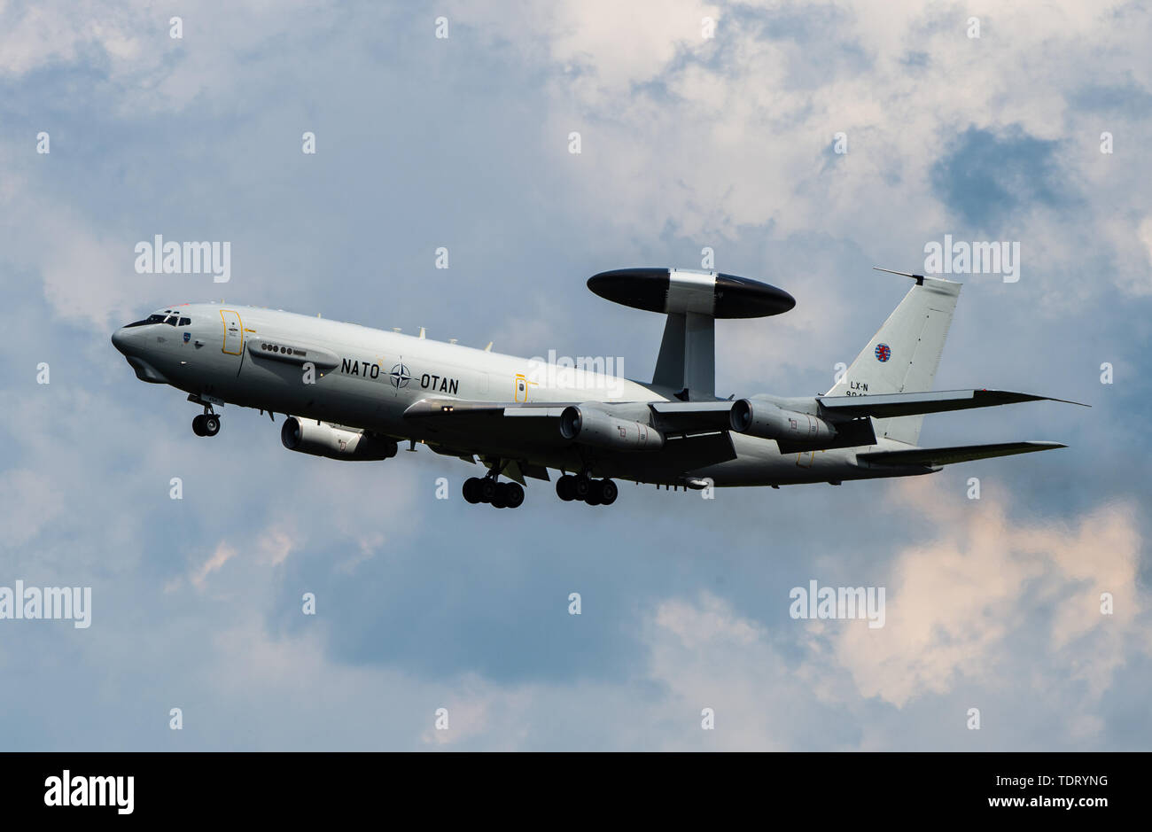 13 giugno 2019, Bassa Sassonia, Faßberg: Un Airborne Early Warning e il sistema di controllo (AWACS), un NATO aerei di ricognizione, vola sopra Faßberg Air Base su 'Spotter Day". Il manned aerei sono equipaggiati con un sistema radar. Foto: Christophe Gateau/dpa Foto Stock