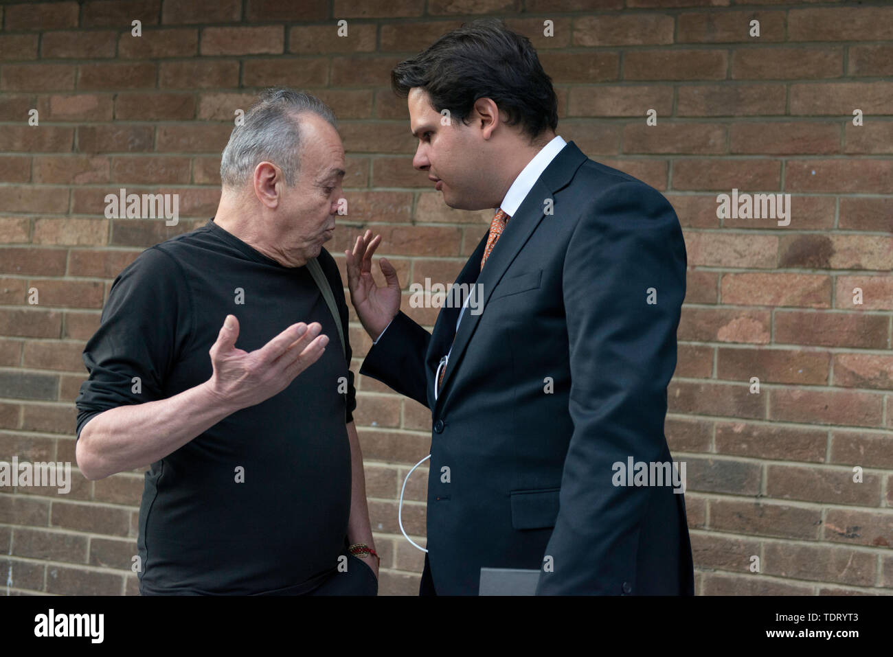 Londra, Regno Unito. 17 Giugno, 2019. Sostenitore del presidente Ivan Duque (R) affrontare un anti Ivan Duque il dimostratore (L) durante la sua visita ufficiale a Londra. Comunità colombiana ha incontrato in South Bank University con il presidente colombiano Ivan Duque come parte della visita ufficiale a Londra. Assistenti per la riunione ha posto domande al presidente fracking circa le questioni ambientali, il processo di pace di implementazione e di mettere in discussione il rischio che i dirigenti sociali in Colombia sono a. Al di fuori di Southbank University, dimostranti si sono riuniti per protestare contro il presidente colombiano Ivan Duque la visita a Londra. Cr Foto Stock