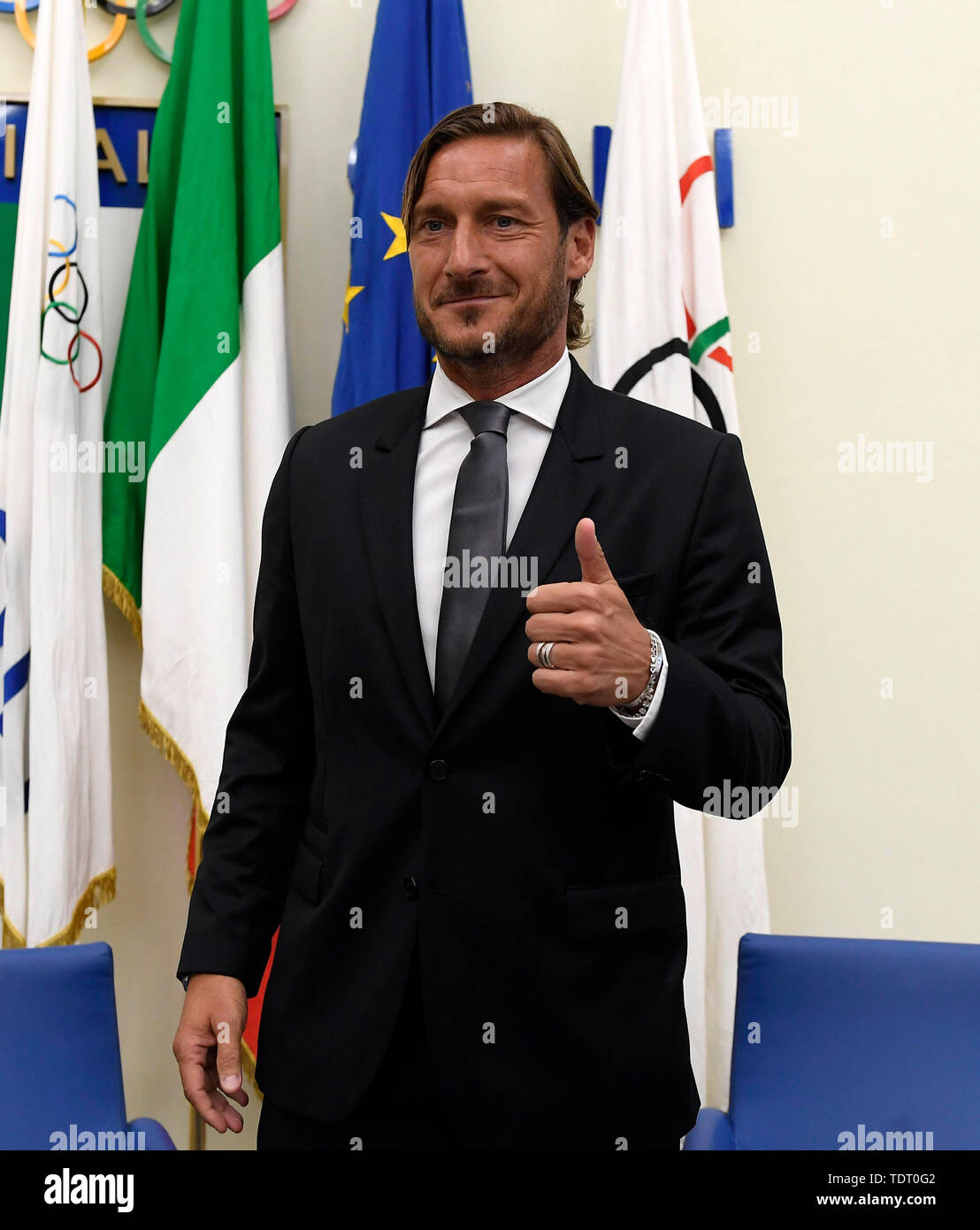 Roma. 17 Giugno, 2019. Francesco Totti è visto prima della sua conferenza stampa a Roma il 17 giugno 2019. In Italia la leggenda del calcio Francesco Totti ufficialmente lasciato come Roma club, scendendo dal ruolo di dirigente ha servito negli ultimi due anni l'ex giocatore ha annunciato lunedì. Credito: Alberto Lingria/Xinhua/Alamy Live News Foto Stock