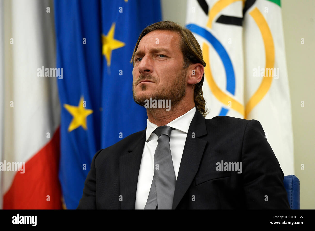 Roma. 17 Giugno, 2019. Francesco Totti reagisce durante una conferenza stampa a Roma il 17 giugno 2019. In Italia la leggenda del calcio Francesco Totti ufficialmente lasciato come Roma club, scendendo dal ruolo di dirigente ha servito negli ultimi due anni l'ex giocatore ha annunciato lunedì. Credito: Alberto Lingria/Xinhua/Alamy Live News Foto Stock