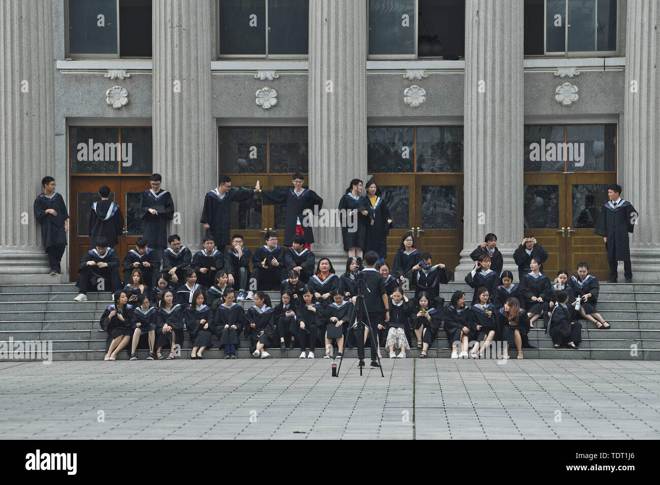 Nel Guangxi, Guangxi, Cina. Il 18 giugno, 2019. Nel Guangxi, Cina - 18 Giugno 2019: (solo uso editoriale. Cina OUT) laureati di università di Guangxi prendere le loro foto di graduazione del campus.stagione di graduazione, il campus laureati occupato le riprese singole foto di graduazione, diventare un bellissimo paesaggio campus.Gli studenti nella scuola insegnamento edifici, parchi gioco, aule e di altri familiari le scene del campus, mettendo in atto diverse forme e postura, per commemorare gli anni la spesa in college con foto. Credito: SIPA Asia/ZUMA filo/Alamy Live News Foto Stock