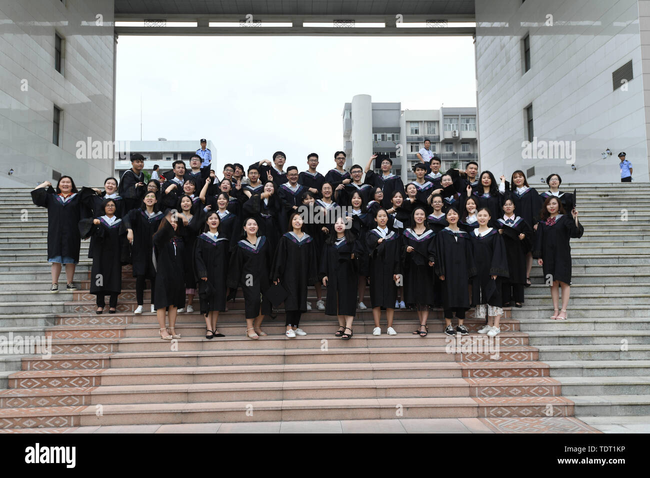 Nel Guangxi, Guangxi, Cina. Il 18 giugno, 2019. Nel Guangxi, Cina - 18 Giugno 2019: (solo uso editoriale. Cina OUT) laureati di università di Guangxi prendere le loro foto di graduazione del campus.stagione di graduazione, il campus laureati occupato le riprese singole foto di graduazione, diventare un bellissimo paesaggio campus.Gli studenti nella scuola insegnamento edifici, parchi gioco, aule e di altri familiari le scene del campus, mettendo in atto diverse forme e postura, per commemorare gli anni la spesa in college con foto. Credito: SIPA Asia/ZUMA filo/Alamy Live News Foto Stock