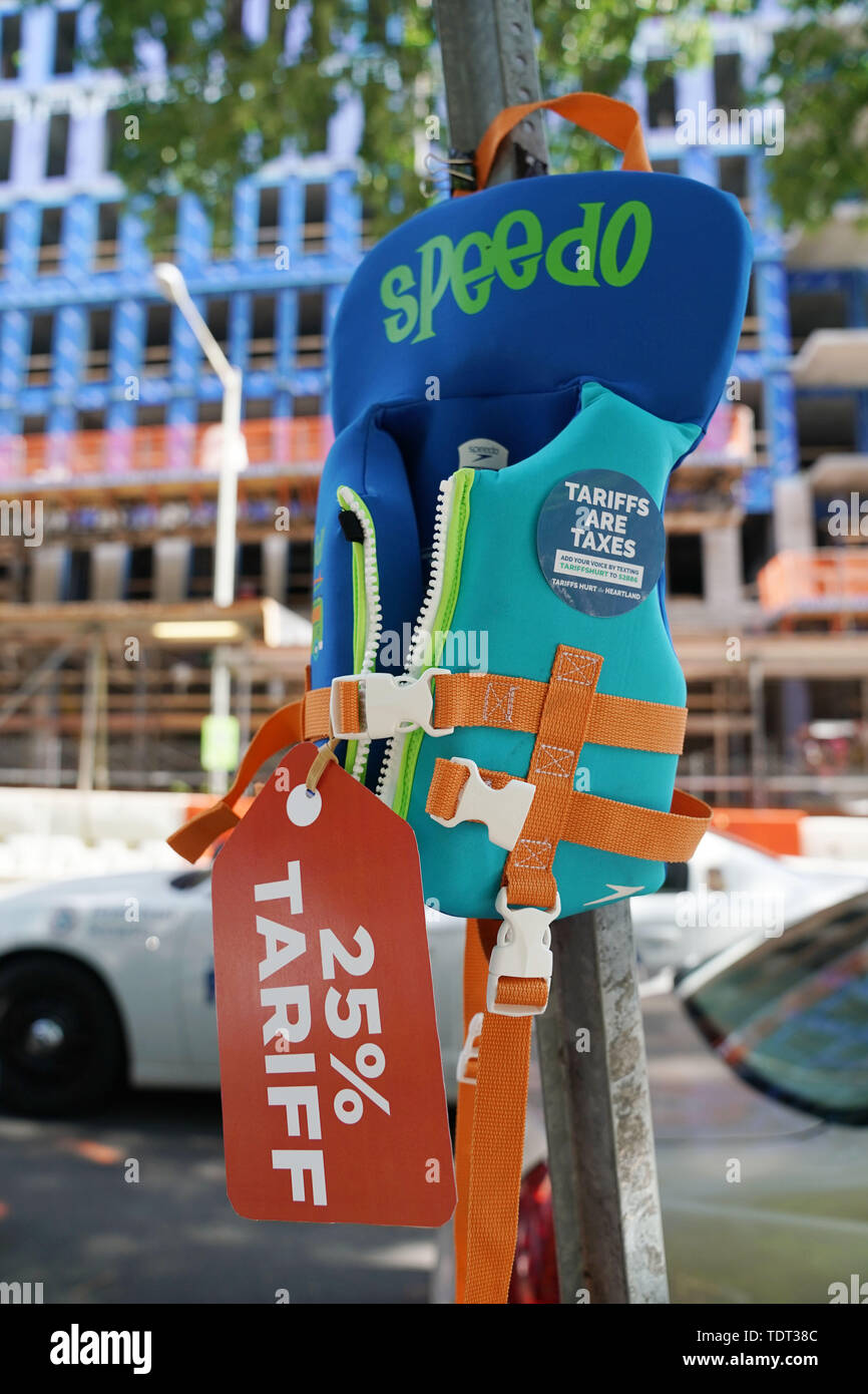 Pechino, USA. 17 Giugno, 2019. Anti-poster tariffarie sono visti su un giubbotto salvagente al di fuori della costruzione di Stati Uniti Commissione del commercio internazionale in Washington, DC, Stati Uniti, 17 giugno 2019. Credito: Liu Jie/Xinhua/Alamy Live News Foto Stock