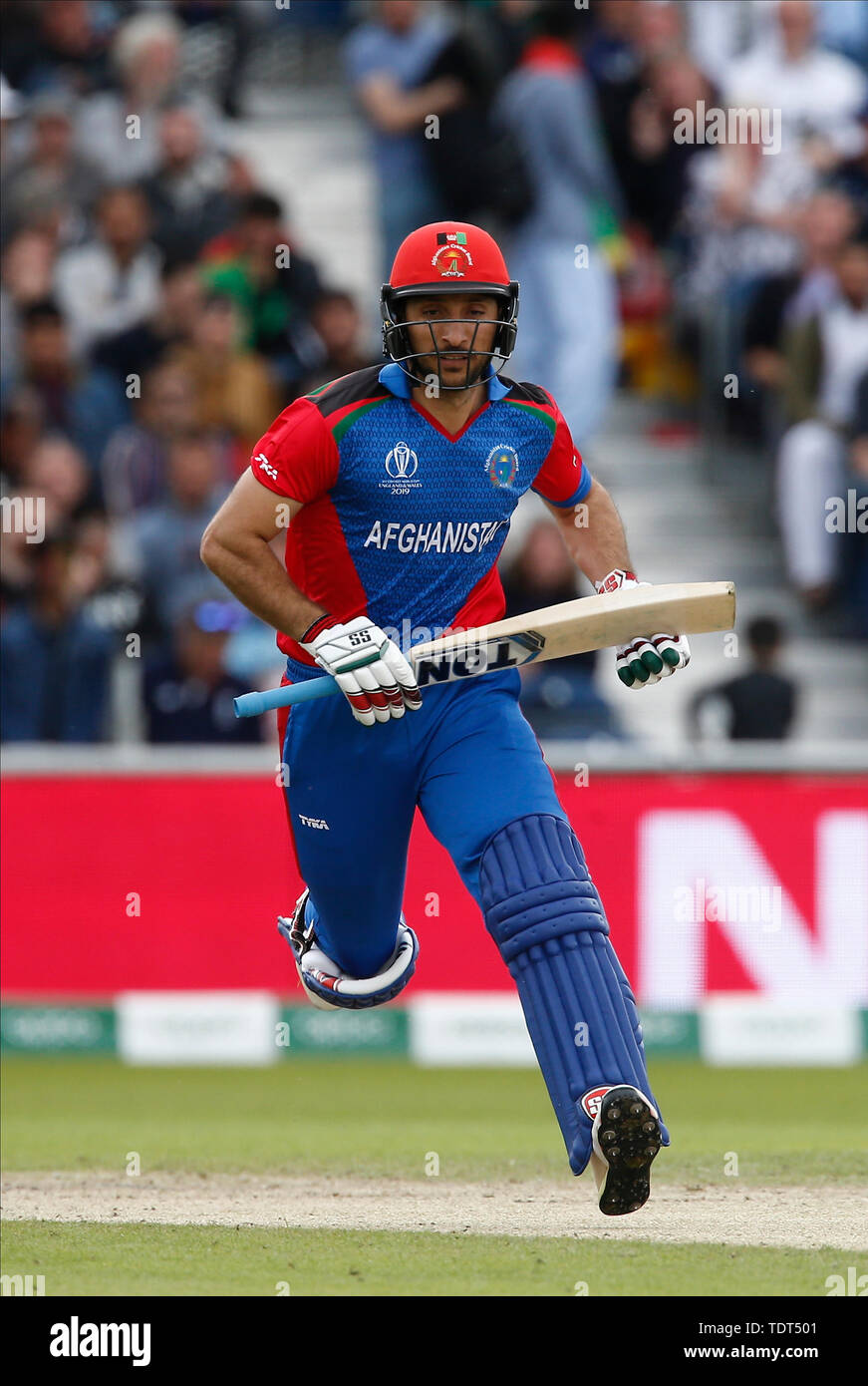 Old Trafford, Manchester, Regno Unito. Il 18 giugno, 2019. ICC di Coppa del Mondo di cricket, Inghilterra contro l'Afghanistan; Rahmat Shah di Afghanistan si corre tra wickets Credito: Azione Sport Plus/Alamy Live News Foto Stock