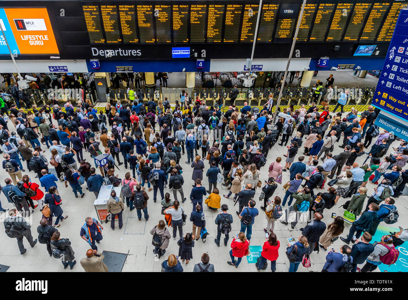 Londra, Regno Unito. Il 18 giugno, 2019. La folla costruire fino a causa di un servizio ridotto a causa dello sciopero dei RMT personale su SW convogli ferroviari, e sono più pesanti al Suburban commuter fine dell'atrio. Passeggeri attendere notizie dei propri treni sul piazzale della Stazione Waterloo di Londra. Credito: Guy Bell/Alamy Live News Foto Stock