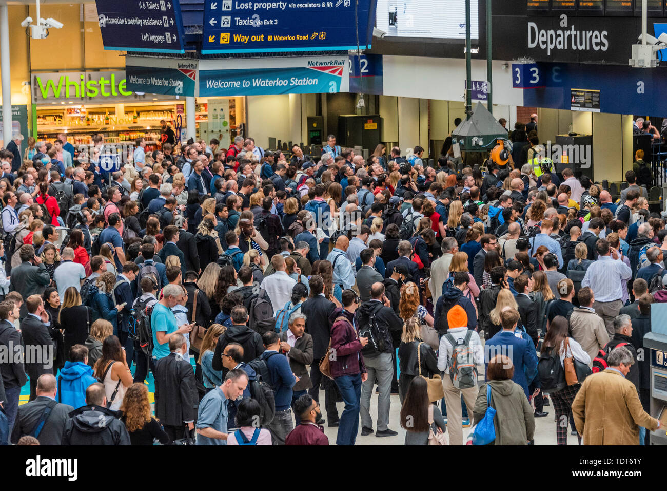 Londra, Regno Unito. Il 18 giugno, 2019. La folla costruire fino a causa di un servizio ridotto a causa dello sciopero dei RMT personale su SW convogli ferroviari, e sono più pesanti al Suburban commuter fine dell'atrio. Passeggeri attendere notizie dei propri treni sul piazzale della Stazione Waterloo di Londra. Credito: Guy Bell/Alamy Live News Foto Stock