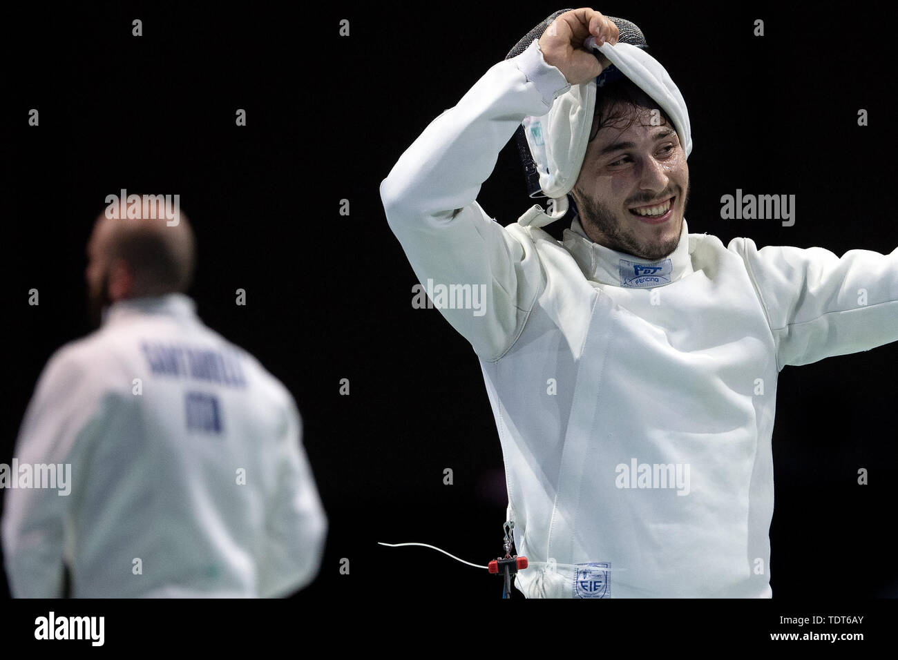 Duesseldorf, Germania. Il 18 giugno, 2019. Recinzione: Campionato Europeo: Epee, single, uomini, finale: Freilich (Israele) - Santarelli (Italia) : Yuval Freilich Shalom (r) è contento dopo la sua vittoria contro Andrea Santarelli. Credito: Federico Gambarini/dpa/Alamy Live News Foto Stock