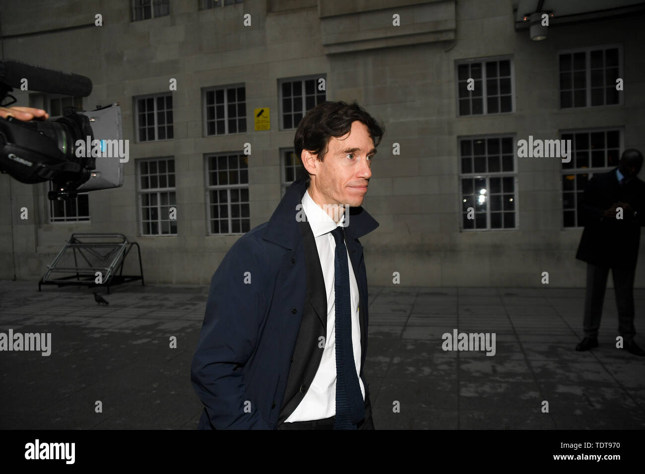 Londra, Gran Bretagna. Il 18 giugno, 2019. Britannico per lo Sviluppo Internazionale Segretario Rory Stewart arriva alla BBC di prendere parte nella direzione del partito conservatore televisione BBC dibattito in London, Gran Bretagna, il 18 giugno 2019. Credito: Alberto Pezzali/Xinhua/Alamy Live News Foto Stock