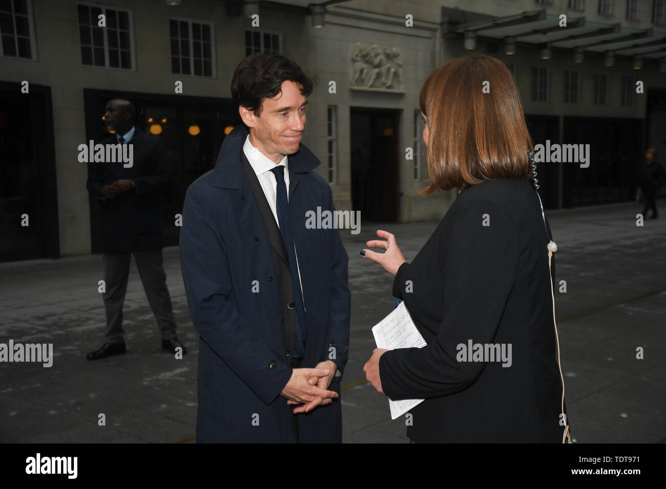 Londra, Gran Bretagna. Il 18 giugno, 2019. Britannico per lo Sviluppo Internazionale Segretario Rory Stewart (L, anteriore) arriva alla BBC di prendere parte nella direzione del partito conservatore televisione BBC dibattito in London, Gran Bretagna, il 18 giugno 2019. Credito: Alberto Pezzali/Xinhua/Alamy Live News Foto Stock
