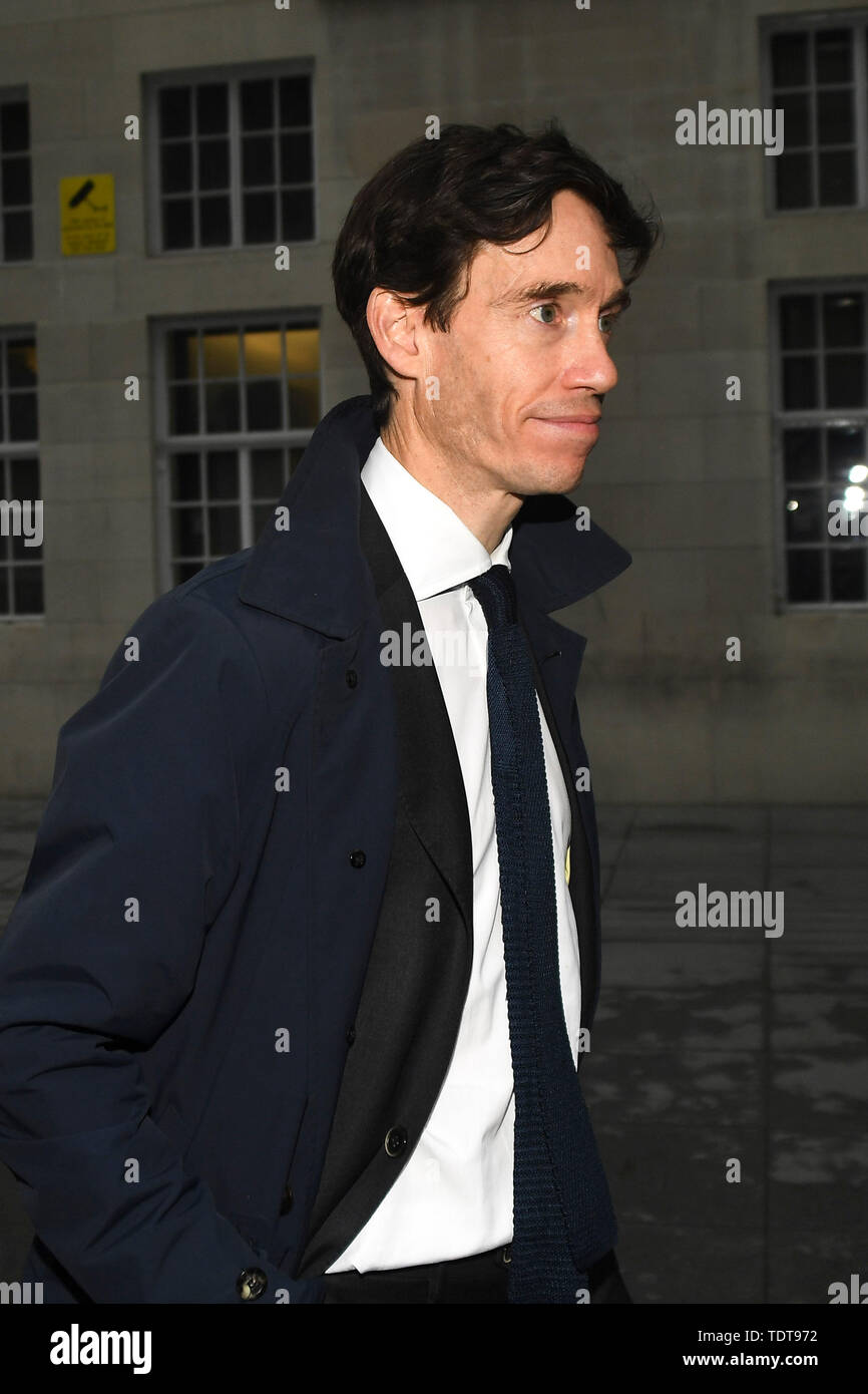 Londra, Gran Bretagna. Il 18 giugno, 2019. Britannico per lo Sviluppo Internazionale Segretario Rory Stewart arriva alla BBC di prendere parte nella direzione del partito conservatore televisione BBC dibattito in London, Gran Bretagna, il 18 giugno 2019. Credito: Alberto Pezzali/Xinhua/Alamy Live News Foto Stock
