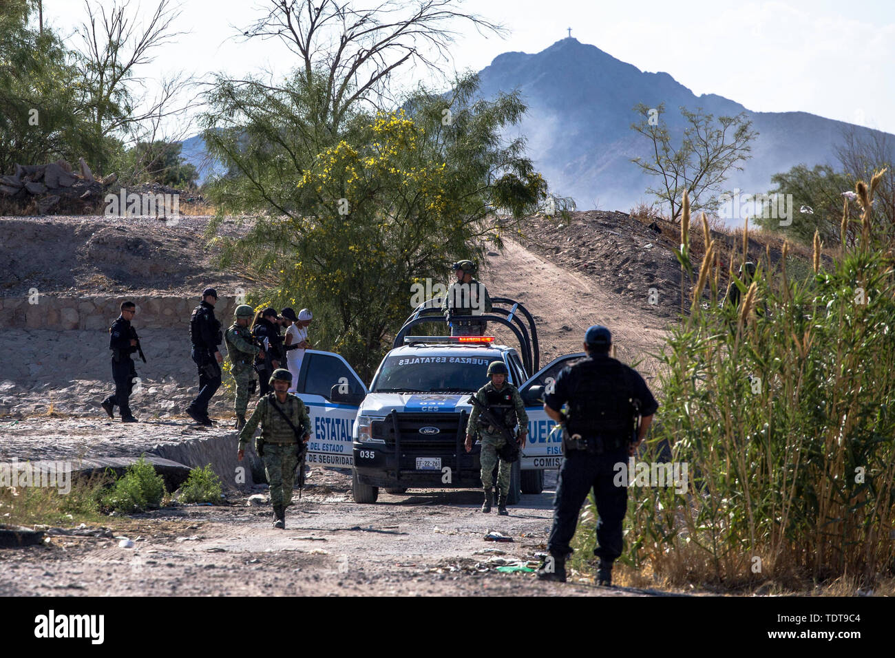 Giugno 18, 2019 - il personale militare dal EjÅ½rcito Mexicano, Messico army, trattenere due migranti che stavano tentando di attraversare il Rio Grande negli Stati Uniti attraverso El Paso, Texas, in Ciudad Ju''¡rez, Chihuahua, MÅ½xico. Secondo il messicano del personale militare, iniziarono il pattugliamento del confine in Ciudad Ju''¡rez il 16 giugno con intenzioni per prevenire l'immigrazione illegale negli Stati Uniti. Credito: Joel Angelo Juarez/ZUMA filo/Alamy Live News Foto Stock