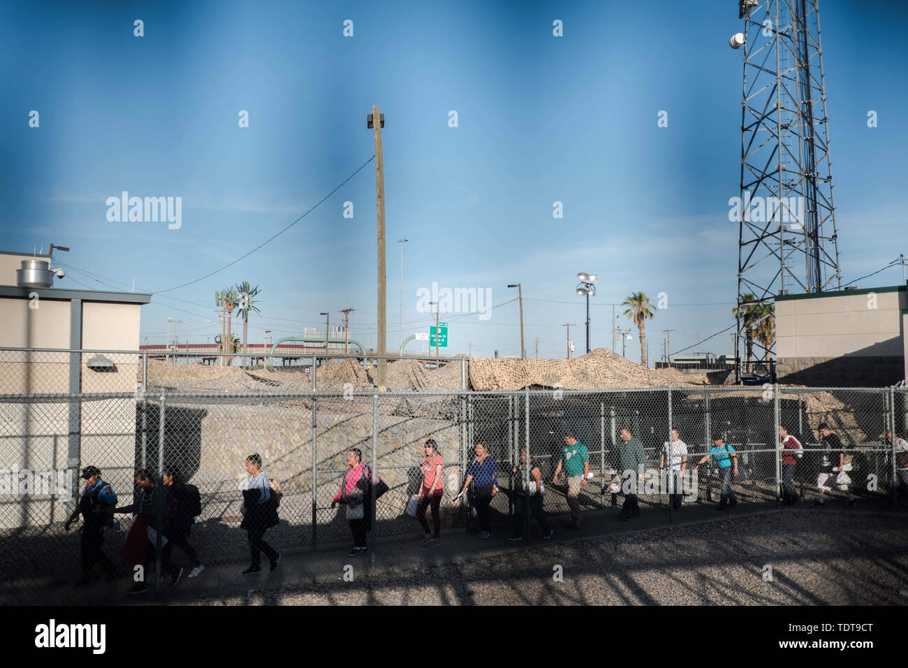 I migranti sono rilasciati da un immigrazione holding facility vicino le Sante Fe ponte di El Paso, Texas. Il 18 giugno, 2019. I migranti sono stati rispediti a Ciudad Ju''¡rez di attendere nella loro battaglia la loro corte casi come parte della Trump dell amministrazione di persecuzione migranti protocolli (MPP) programma. Credito: Joel Angelo Juarez/ZUMA filo/Alamy Live News Foto Stock