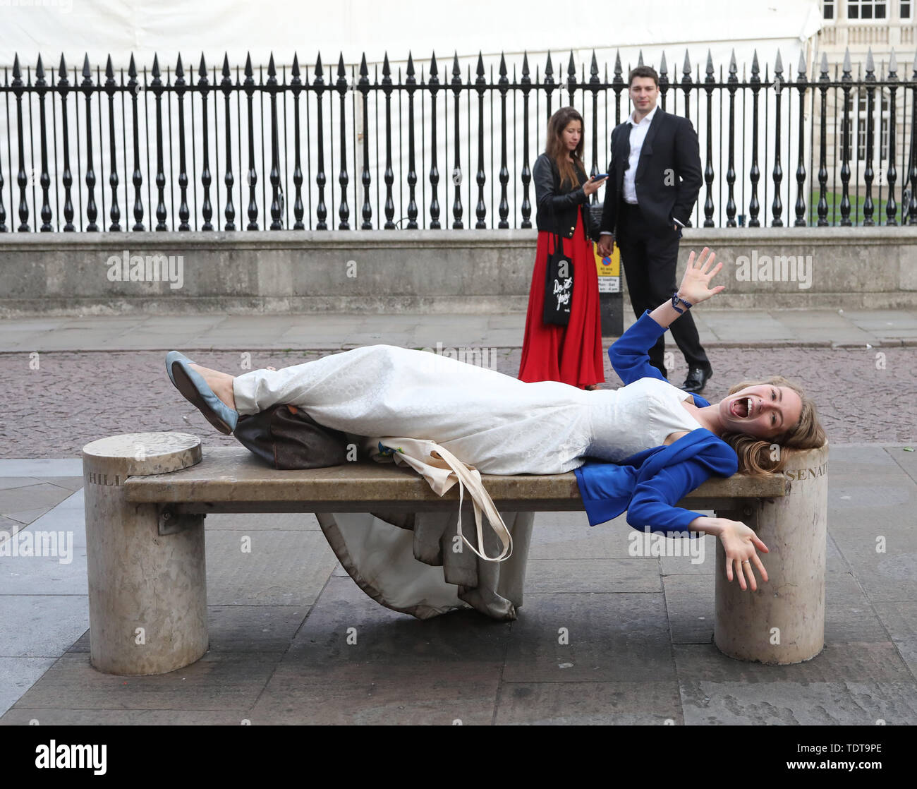 Cambridge, Cambridgeshire, Regno Unito. Il 18 giugno, 2019. A studenti universitari in posa per una foto nelle prime ore del mattino dopo per celebrare la fine dei loro esami e frequentando la Trinità può palla, Cambridge, Cambridgeshire, il 18 giugno 2019. Credito: Paolo Marriott/Alamy Live News Foto Stock