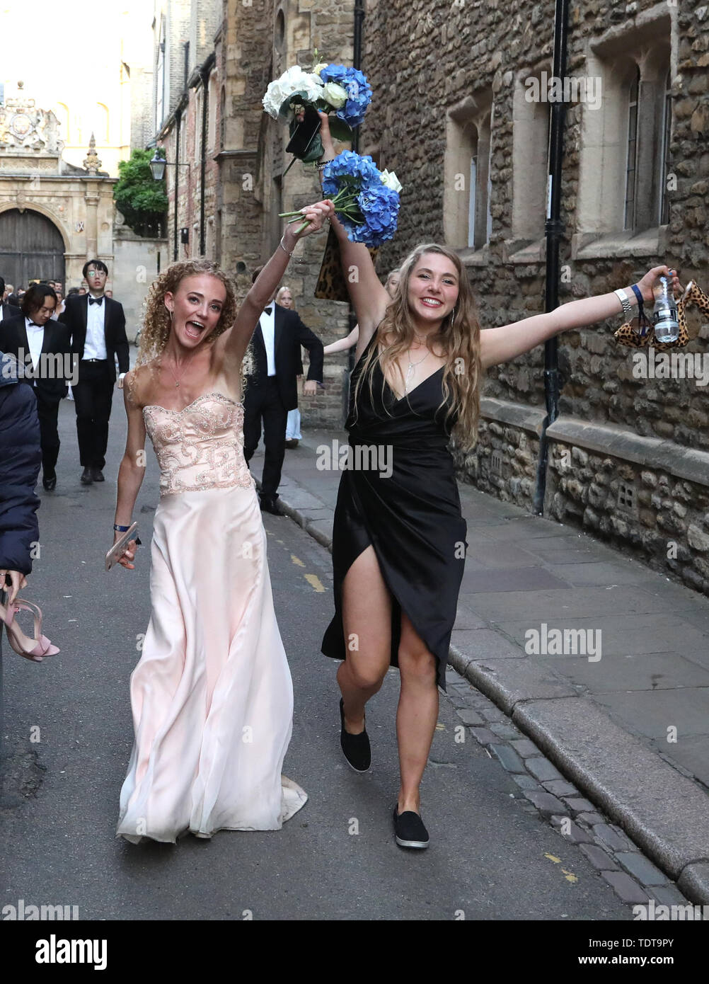 Cambridge, Cambridgeshire, Regno Unito. Il 18 giugno, 2019. Gli studenti universitari fanno la loro strada di casa nelle prime ore del mattino dopo per celebrare la fine dei loro esami e frequentando la Trinità può palla, Cambridge, Cambridgeshire, il 18 giugno 2019. Credito: Paolo Marriott/Alamy Live News Foto Stock