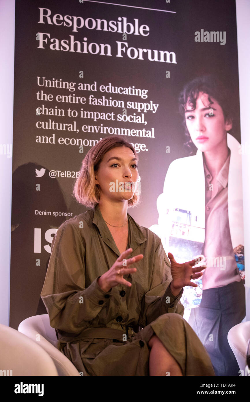 Londra, Regno Unito. Il 18 giugno, 2019. Il Cadogan Gardens, London, Regno Unito responsabile di moda Forum. Arizona Muse, modello e sostenibilità avvocato dà il suo intervento di apertura. Credito: Jeff Gilbert/Alamy Live News Foto Stock