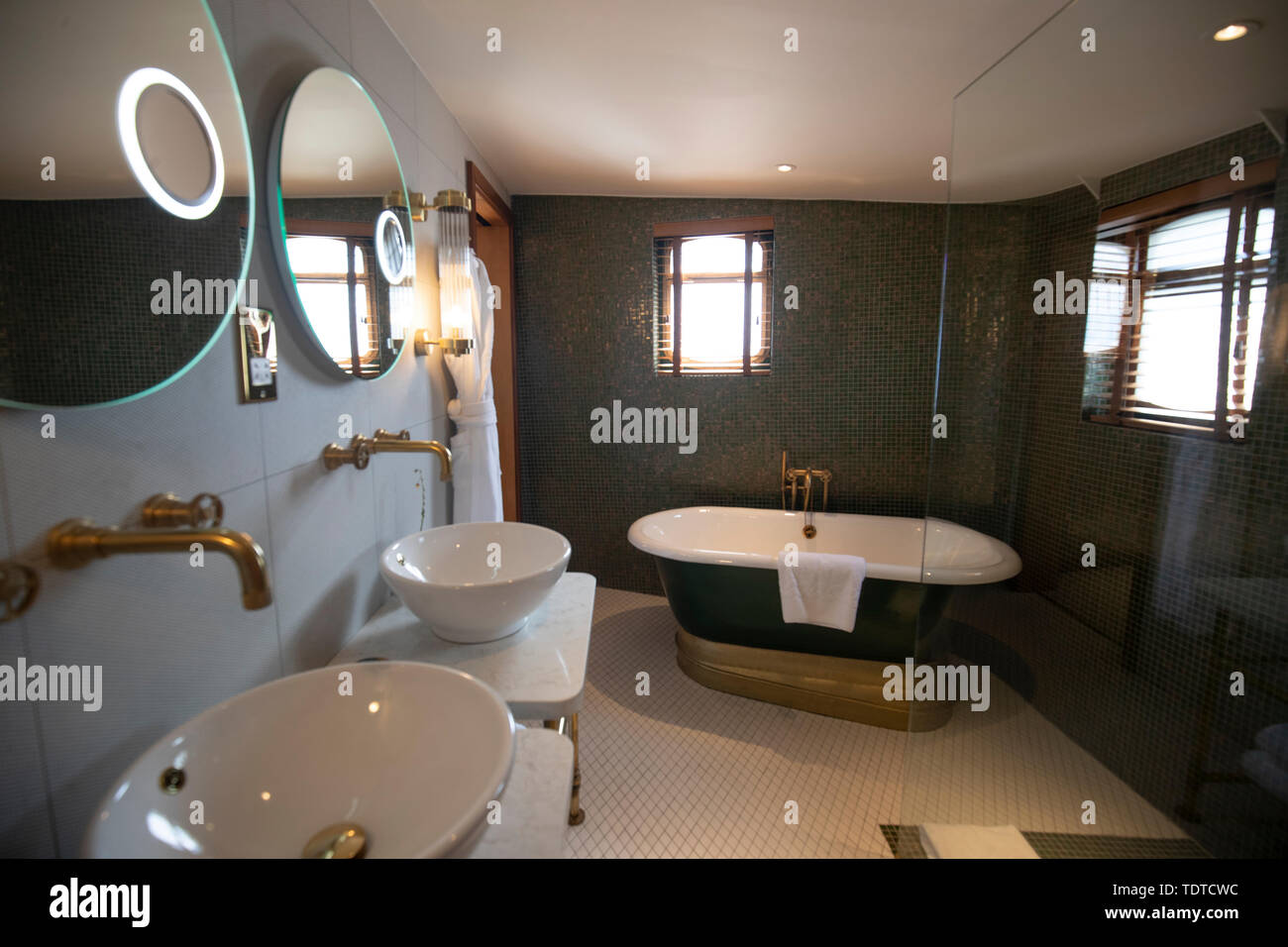 Interno della Suite Skerryvore, ex quarti della principessa reale che è il patrono della Northern Lighthouse Board, a bordo di Fingal, la nave sorella al Royal Yacht Britannia, che è stato votato come il miglior hotel di Edimburgo da TripAdvisor. Foto Stock