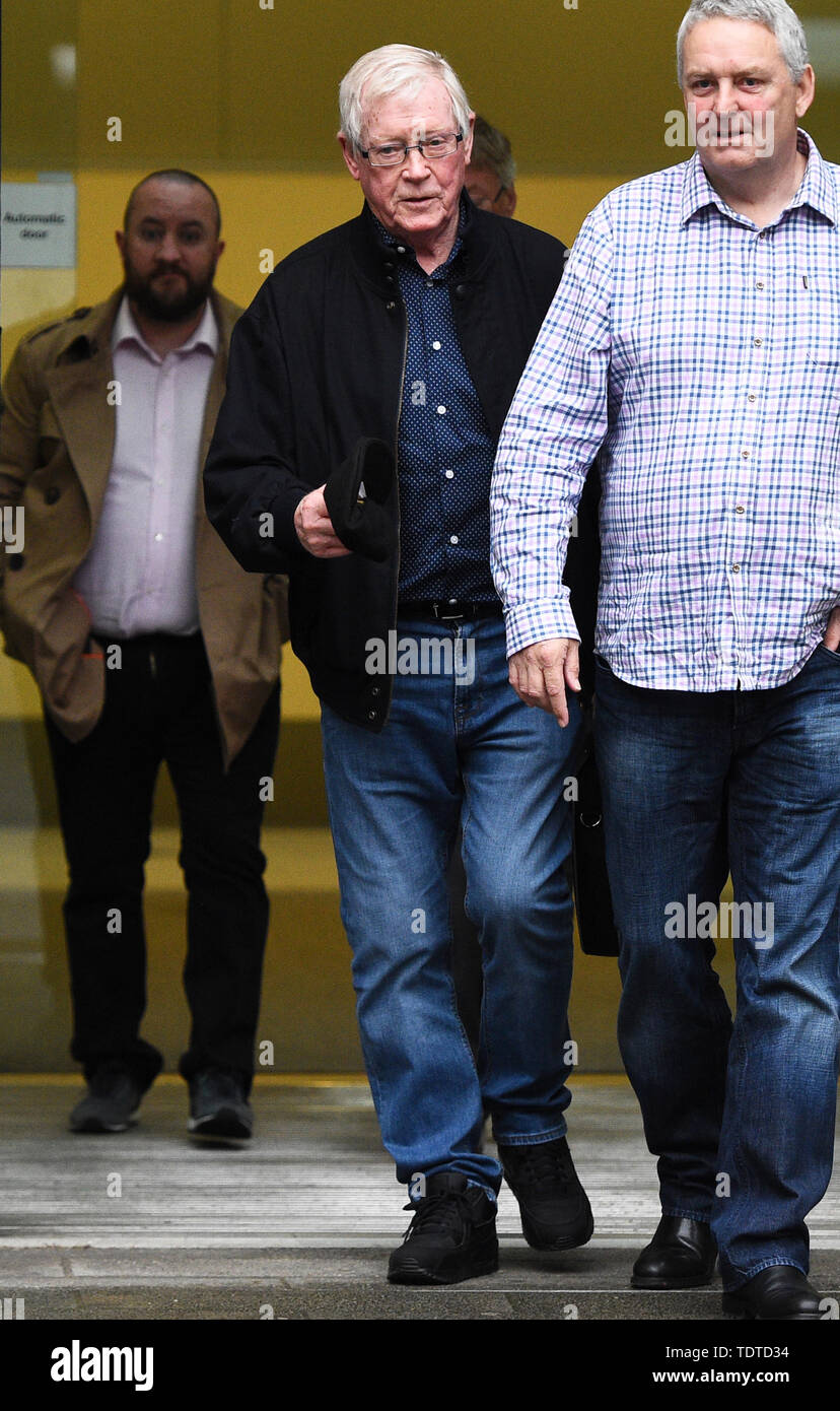 Hatton Garden heist membro della gang John Collins (centro) lascia Westminster Magistrates' Court di Londra dopo un proventi di reato audizione. Foto Stock
