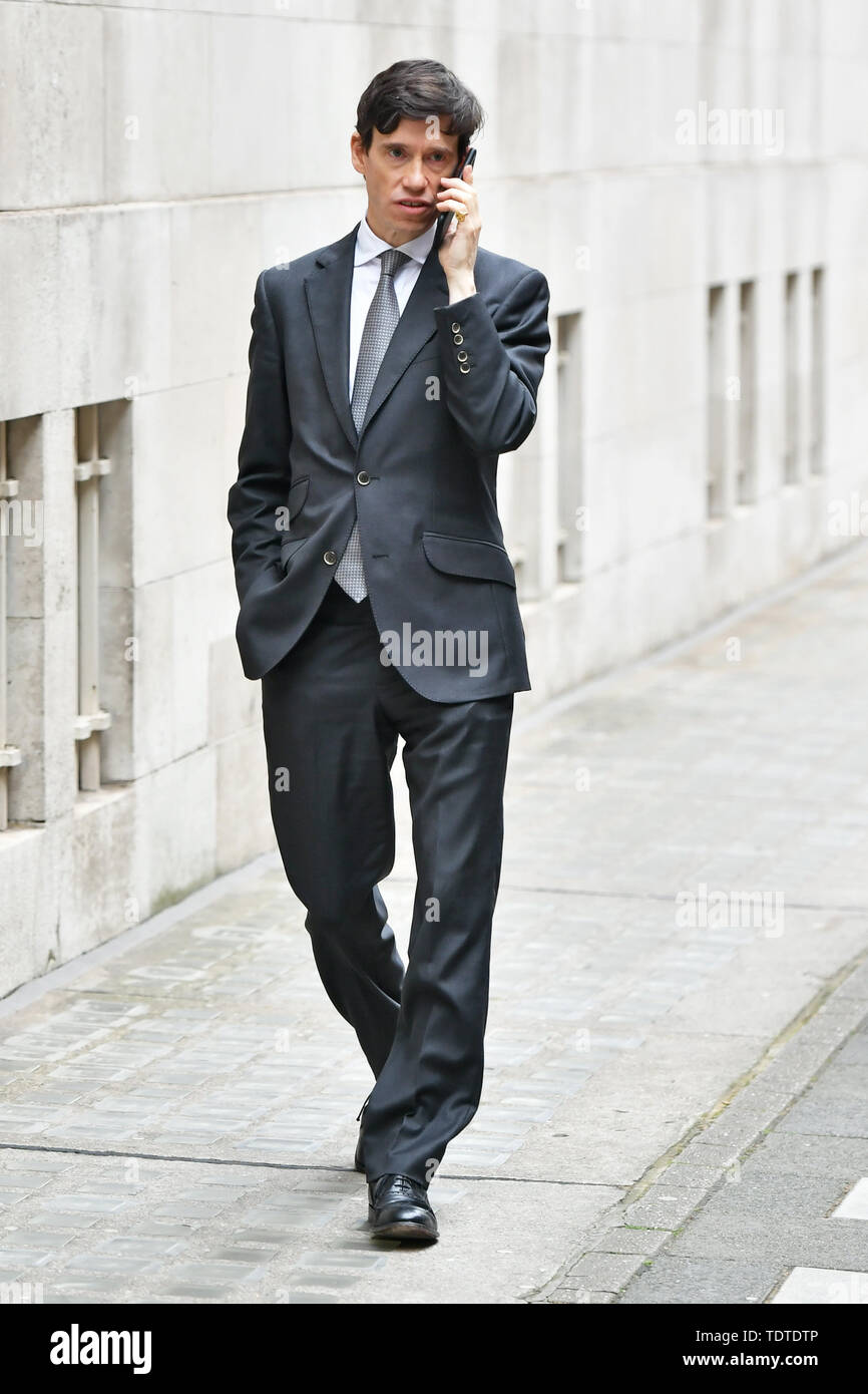 Direzione del partito conservatore contender Rory Stewart al di fuori della televisione Millbank Studios di Londra. Foto Stock