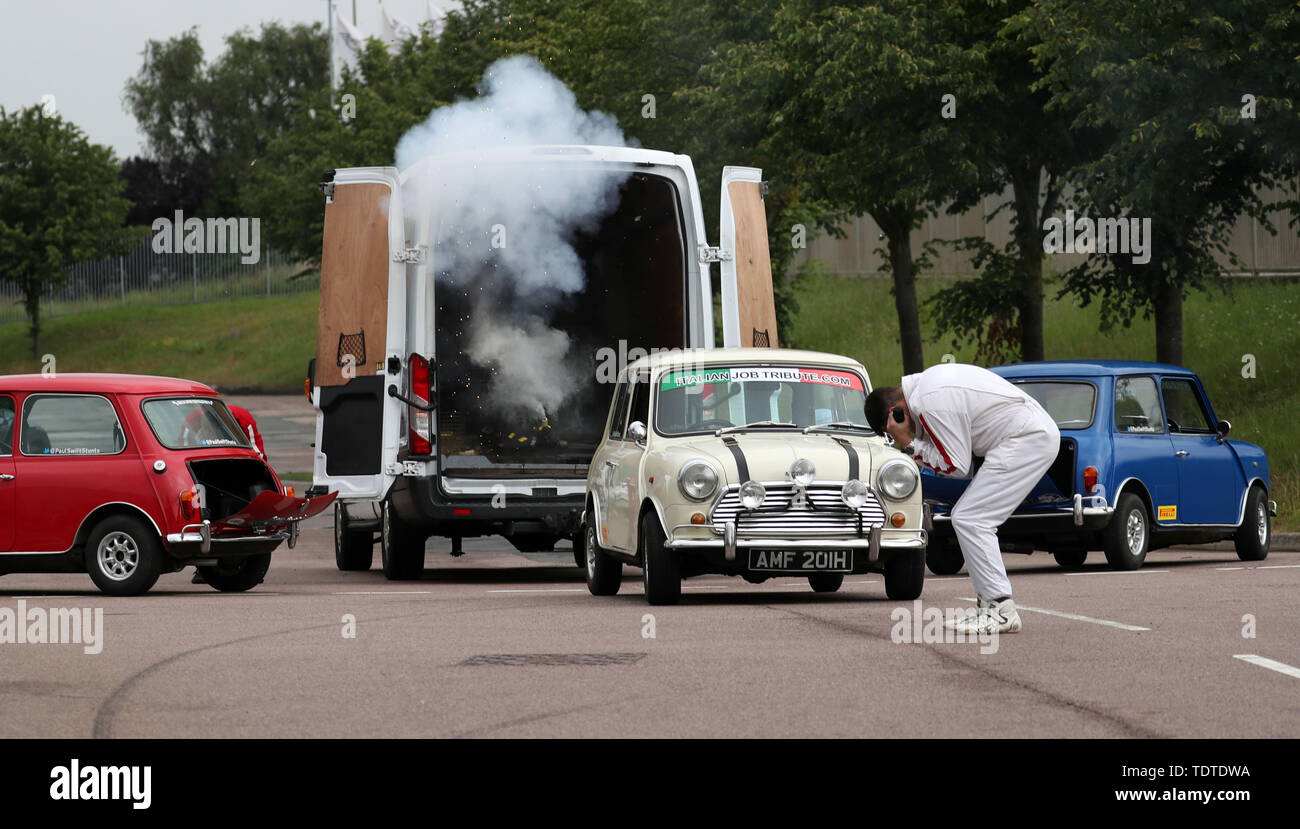 Paolo Swift team stunt ricrea una scena del film The Italian Job durante una celebrazione del cinquantesimo anniversario del lavoro italiano al Mini impianto in Oxford. Foto Stock