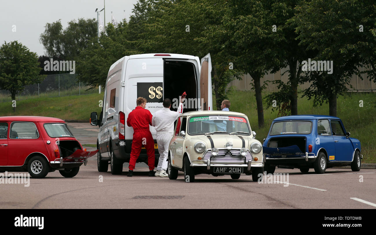 Paolo Swift team stunt ricrea una scena del film The Italian Job durante una celebrazione del cinquantesimo anniversario del lavoro italiano al Mini impianto in Oxford. Foto Stock