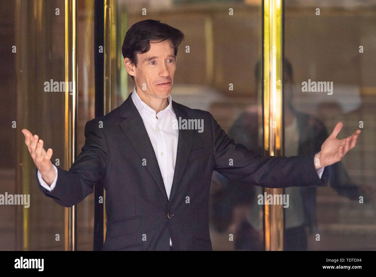 Direzione del partito conservatore contender Rory Stewart al di fuori della televisione Millbank Studios di Londra. Foto Stock
