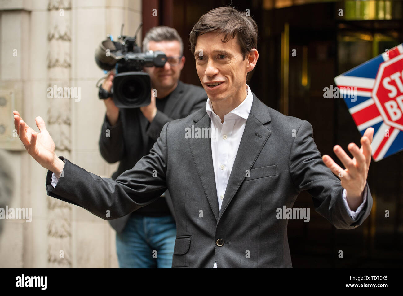 Direzione del partito conservatore contender Rory Stewart al di fuori della televisione Millbank Studios di Londra. Foto Stock