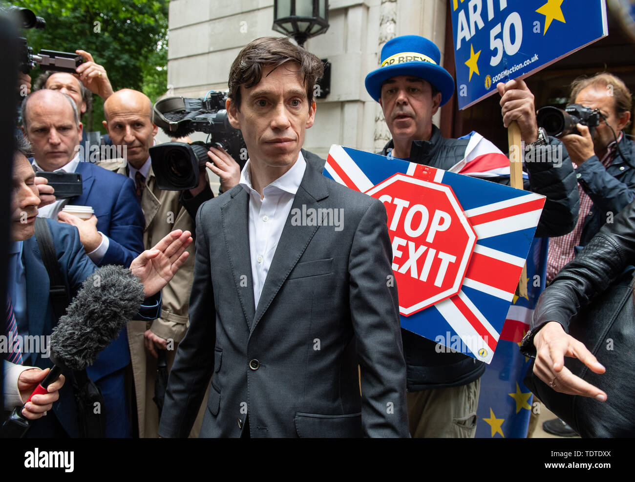 Direzione del partito conservatore contender Rory Stewart al di fuori della televisione Millbank Studios di Londra. Foto Stock
