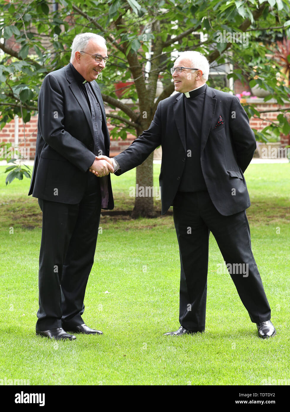 Il Decano uscente di Westminster, il molto reverendo dottor John Hall (sinistra), che va in pensione il 1 novembre dopo tredici anni a Westminster Abbey, con il molto reverendo dottor David Hoyle - che è stato nominato il nuovo decano di Westminster e sarà installato su 16 Novembre - durante una chiamata foto presso l'Abbazia di Westminster, Londra. Foto Stock