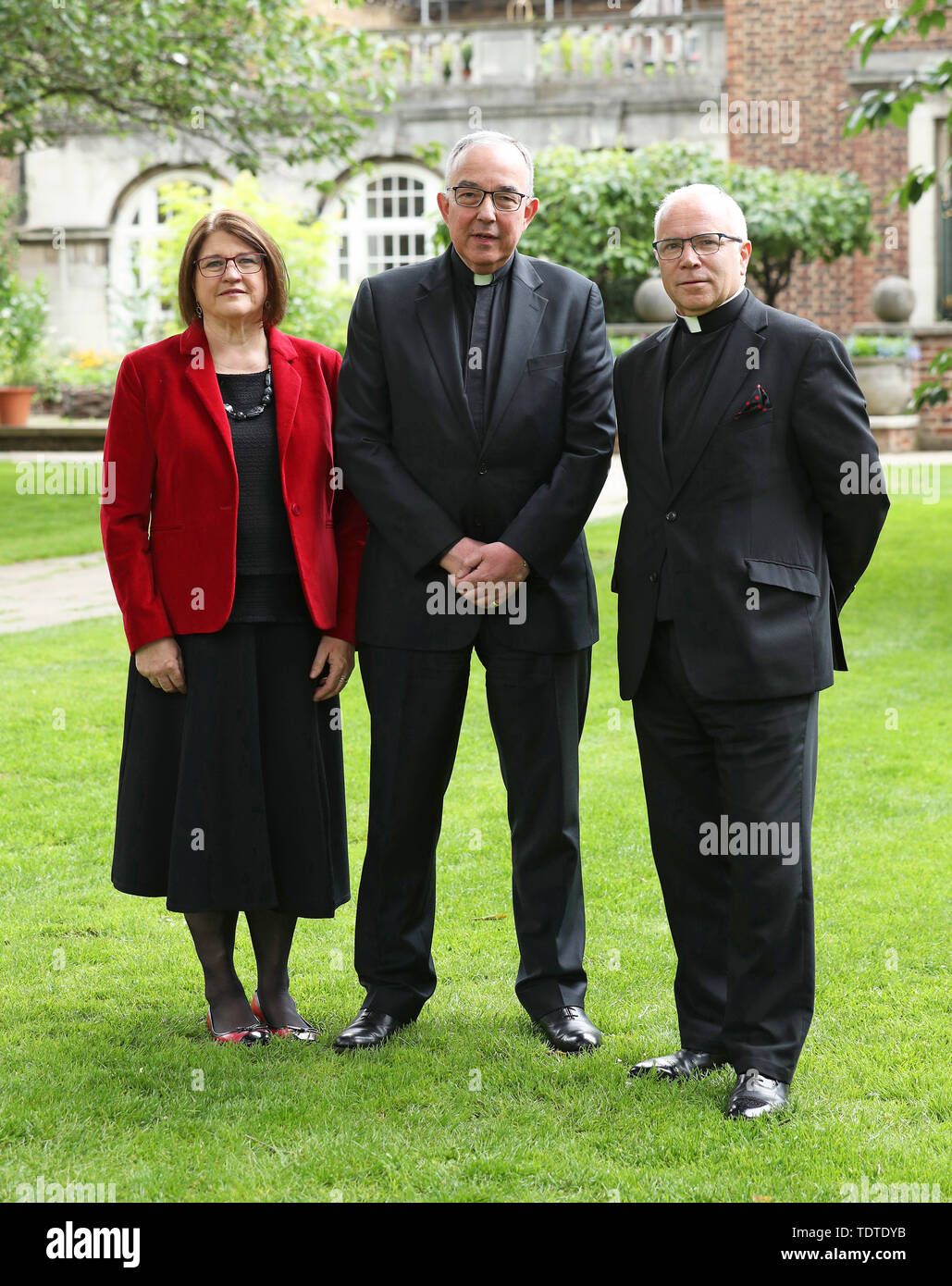 Il Decano uscente di Westminster, il molto reverendo dottor John Hall (centro), che va in pensione il 1 novembre dopo tredici anni a Westminster Abbey, con il molto reverendo dottor David Hoyle - che è stato nominato il nuovo decano di Westminster e sarà installato su 16 Novembre - con la moglie Janet durante una foto chiamata presso l'Abbazia di Westminster, Londra. Foto Stock