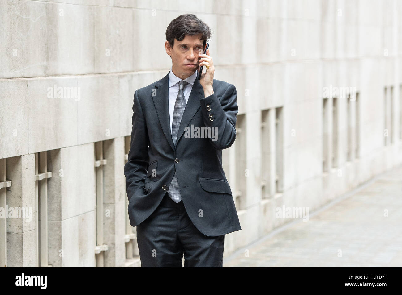 Direzione del partito conservatore contender Rory Stewart al di fuori della televisione Millbank Studios di Londra. Foto Stock