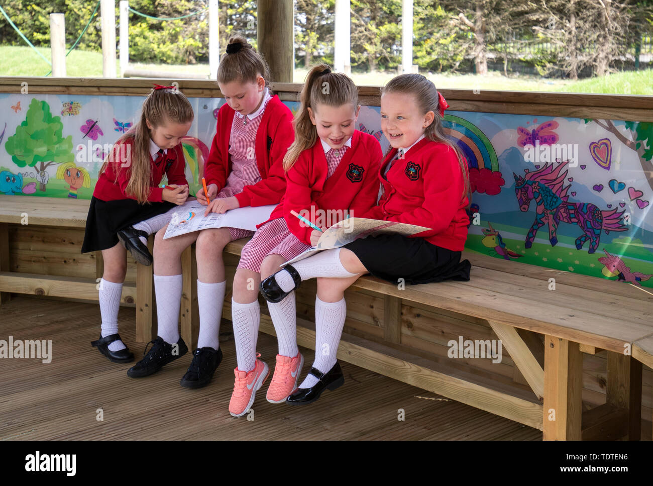 Gli alunni (da sinistra a destra) Jorgia Carmagnola, 5, Chloe Adams, 11, Holly Adams, 8, e Isla Carmagnola, 7, dal Chapelside scuola primaria, Airdrie, provare il nuovo gioco shelter dedicata alla ex pupillo Alesha MacPhail. Foto Stock