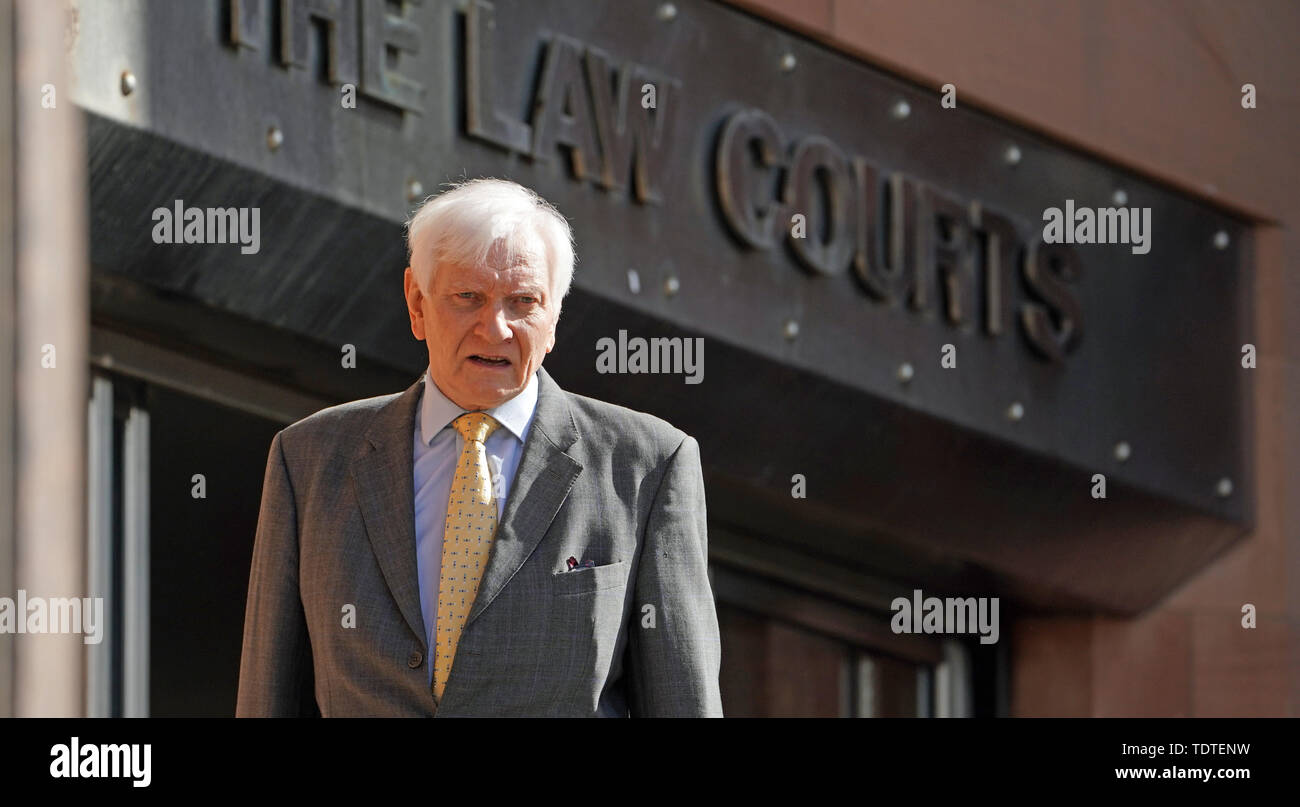 Prodotto Alternativo: Ex Tory MP Harvey Proctor arriva a Newcastle Crown Court di dare prova in un processo di Carl faggio, 51 da Gloucester, che è accusato di inventare un Westminster VIP anello di pedofilia. Foto Stock