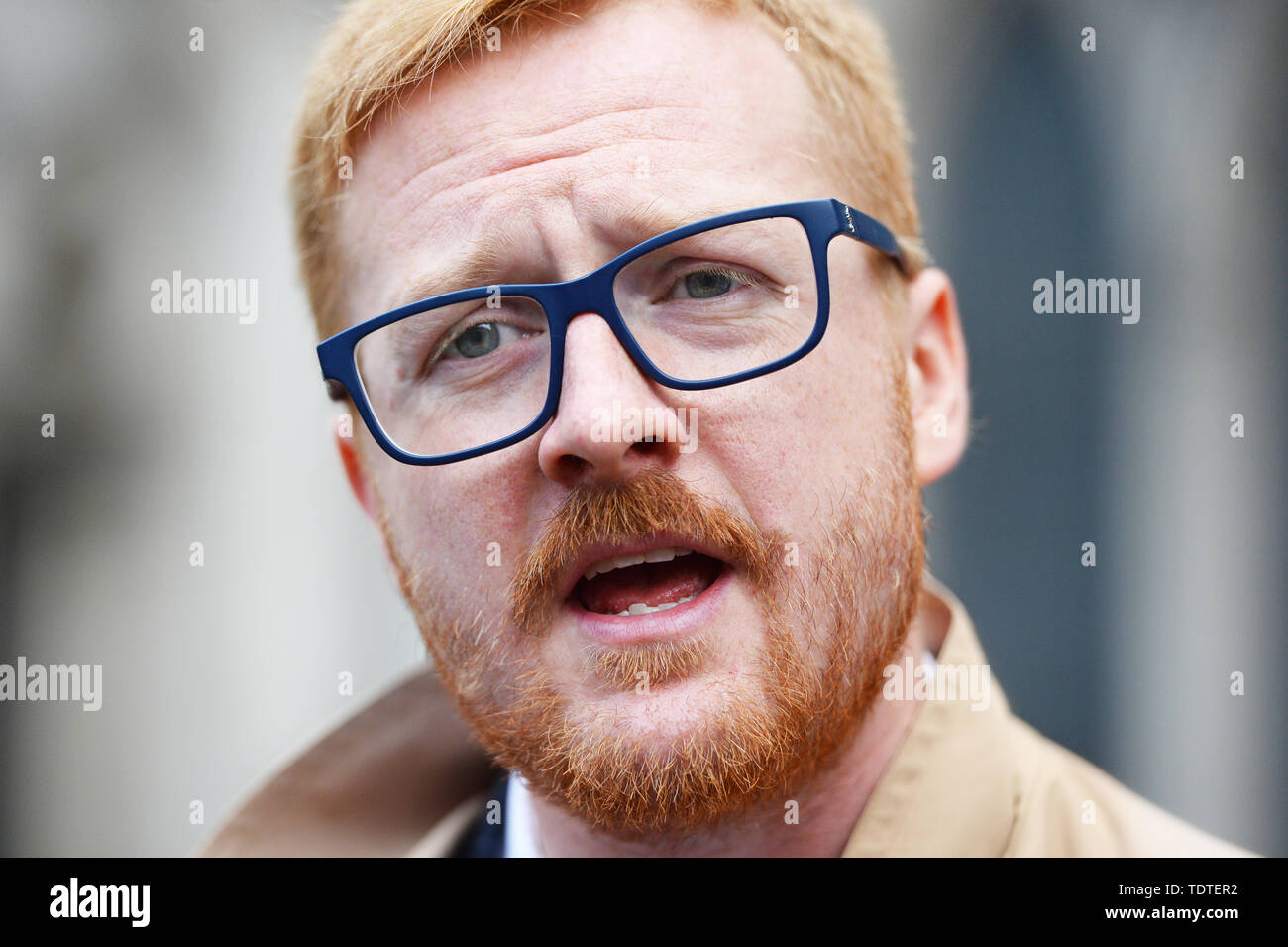 La manodopera MP LLoyd Russell-Moyle al di fuori della Royal Courts of Justice di Londra, dove dimostranti sono celebrando dopo aver vinto un punto di riferimento di una sfida giuridica presso la Corte di Appello oltre la decisione del governo di continuare a permettere la vendita di armi in Arabia Saudita. Foto Stock