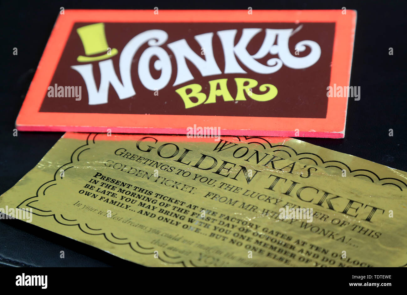 Due dei più film iconico puntelli - un biglietto d'oro e Wonka Bar dal 1971 film Willy Wonka & la fabbrica di cioccolato che sono in asta il mese prossimo e si prevede di recuperare ??8.000 a ??12.000. Foto Stock